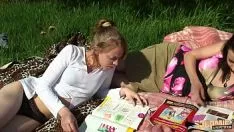 再生 半靴で2人の貝合わせの女の子のcnix