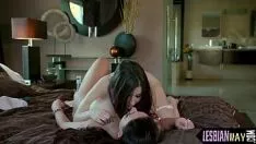 Reproducir Bosomy sappho mantrap excitado por lesbo adolescente