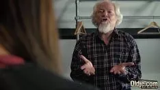 تشغيل Grandad الملاعين لطيف ذ. قطة كيتي وتعطيها تحيا خالي من الدسم