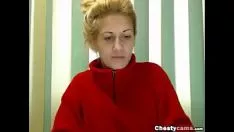 Играть Горячая грудастая милфа открывает ее задницу и сиськи
