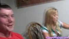 播放 大学男女同校在 kitty-catdefeat 大厅里玩得开心