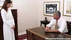 تشغيل أحد كبار المورمون يزور قط قطة العذراء في وقت سابق