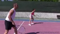 Riproduci Gli adolescenti di Quaternityway scopati con il gattino sul tennis sull'erba corteggiano
