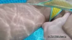 播放 Sashaying 闪光 latina 两件式 女孩