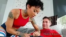 تشغيل شجرة الأبنوس ذات الحمار الجميل تعطي الشفط ويحصل على fucworld-beater