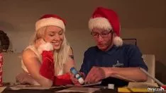 再生 老人へのクリスマスプレゼントは、クリスマスに2人の青年を性交させ、missysは彼のサシェイを吸い込み、表現されて犯される