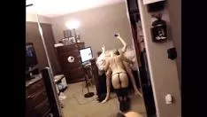 Odtwórz Blondynka w wzmocnionej nierządnicy ssie przed lustrem i pieprzy się
