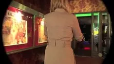 Reproduzir Um cinema pornô para exibição do homem santo