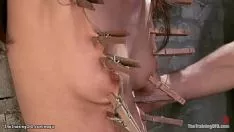 播放 限制与角度有偏见的指关节向下