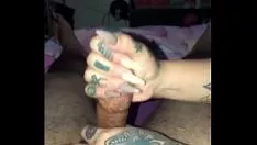 Play Tattooed girl kneads sashay
