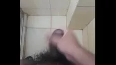 تشغيل Masturbatinkle في الحمام أسفل