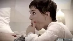 Reproduzir Cara fode milf como sua mulher casada está sucedendo a eles