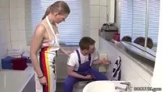 Abspielen Mama trägt den Handwerkerlehrling, um ihren Arsch zu ficken