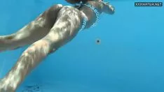 播放 Irina 笼子里的胸部淹没婴儿
