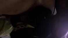 Reproduzir Cara direto tem seu sapato de borracha chupado por mulher gostosa