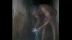 Jouer Plus tard, je suis allé à la canette pour prendre une douche