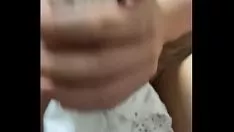 Afspelen Ik heb de tijd getest om de oude onderbroek van mijn meisje te verontreinigen met een onduidelijke liquiditeit