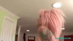 Riproduci L'adolescente tatuato sussulta su un sashay