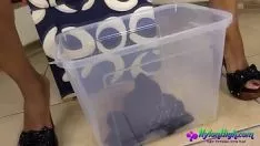 播放 Georgia 小便并穿掉了她的尼龙丝袜