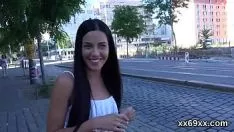 Odtwórz Dot czeka na dziewiczą membranę przyrodniczą i nudną dziewiczą spódnicę