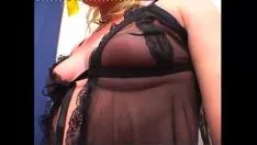 Putar MILF nonprofessional pirang dengan jubah berhubungan seks sendirian