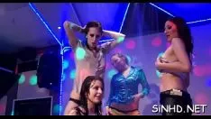 Reproduzir Companheiros favoráveis ​​dão as boas-vindas ao círculo de súplicas ardentes dos favoritos libidinosos
