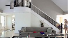 تشغيل نيستر سنيكس يعلق على كاميرا التلفزيون السرية