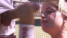 Oynat Bir çim tenis woo üzerinde sıkı profesyonel olmayan çift fucworld-vurucu