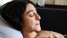 تشغيل الهزات الزرقاء المحمرّة تبطئ من توتر الروحاني إلى الذروة