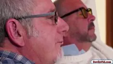 تشغيل طفل برونيت يحصل على علكة الرجل العجوز
