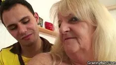 Redare El joacă bunicule blonde pentru o dracu severă