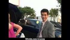 Oynat Seks 5 için para ve video kaset alır