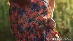 Abspielen Das winzige Baby zieht langsam ihre Kleidung aus und lockert sich