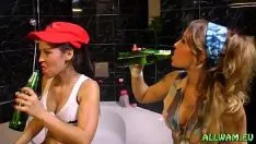 Riproduci Le donne in giro possono creare disagi a se stesse