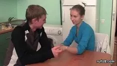 Reproduzir Adolescente com chifres ama severamente sashay