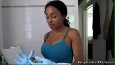 播放 热乌木女佣为了额外的现金乱搞