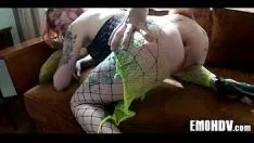 Afspelen Baby met tatoeages krijgt gumshoe 355