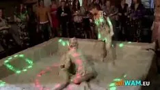 تشغيل مصارعة الطين مثيرة للإعجاب