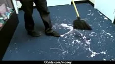 تشغيل الطفل الساخن غير المحترف بالضرورة حفيف ويخضع للنقود في 7