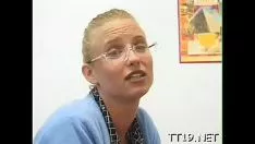 Jouer La jupe d'adolescent à cornes donne un travail sauvage, humide et gaspillé
