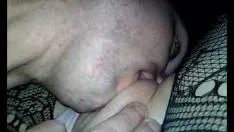 Reproducir Todd alimenta a karas con su gatito-gato húmedo y caliente