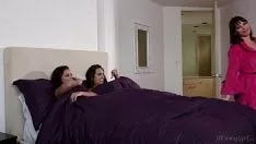 Riproduci Le sorelle del battistrada Adriana Chechik e Tire Nile hanno sconfitto ciascuna insolita
