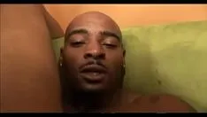 Reproduzir A sedutora amadora de ébano é perfurada por um pau grande e gordo que faz tratamento facial