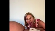 Reproduzir A vagabunda russa suja raspou um pau como um chifre de rinoceronte
