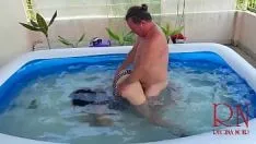 Jouer Pause respiratoire sous l'eau. domination sexuelle brutale. nudiste regina noir nage, suce et baise dans la piscine. c3