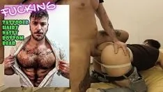 Abspielen Der haarige und süße bär wird von einem spanischen adonis roh gefickt – er ist wirklich ein deep throat! - behaarter hengst wird in den arsch gefickt und hämmert den schwanz für sperma - mit alex barcelona
