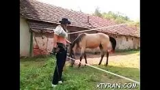 Riproduci Knuckle down capisce i piedi della scolaretta e viene severamente beccato in un caldo sadomasochismo