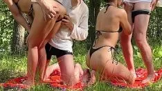 تشغيل مجنون زوجين الهواة اللعين في الغابة في الهواء الطلق - أليسا جميل