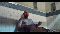 Reproducir Corrida en prisión en su máxima expresión. una polla blanca acariciando largamente escondida en la ducha de la prisión.