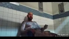 Jouer Éjaculation en prison à son meilleur.. longue queue blanche cachée dans la douche de la prison